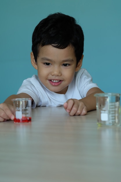 Asiático niño en laboratorio