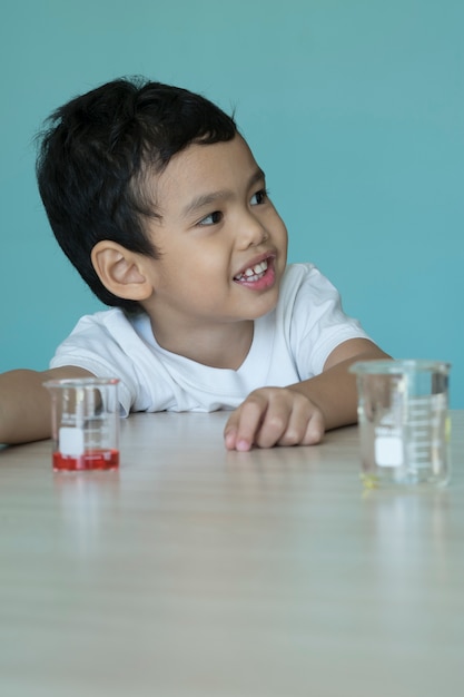 Asiático niño en laboratorio