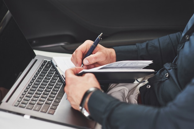 Asiento de coche de notas de escritura de mano de negocios. Preparándose para una reunión