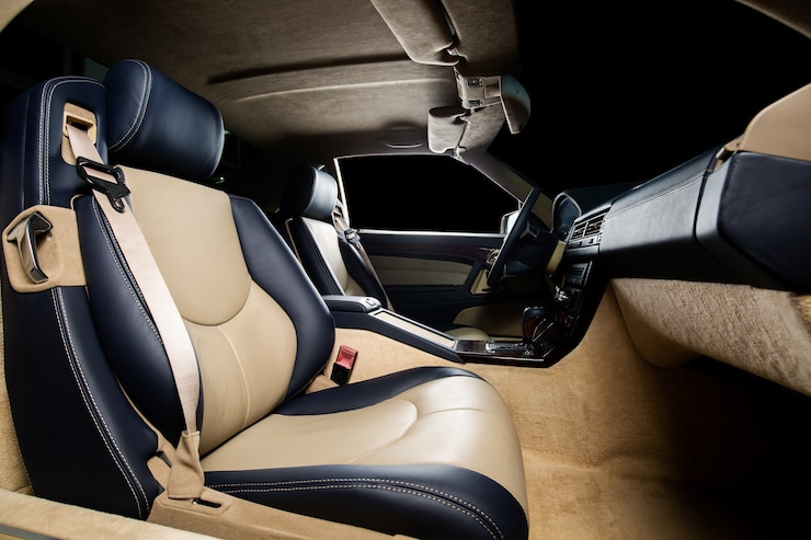 Foto gratuito asiento delantero de un automóvil con cinturón de seguridad