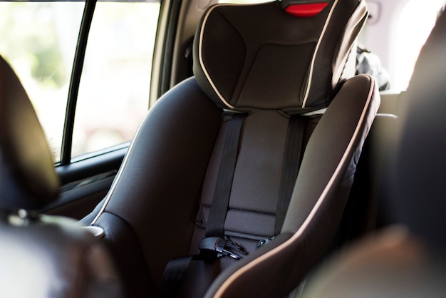 Asiento de seguridad infantil en la parte trasera del coche.