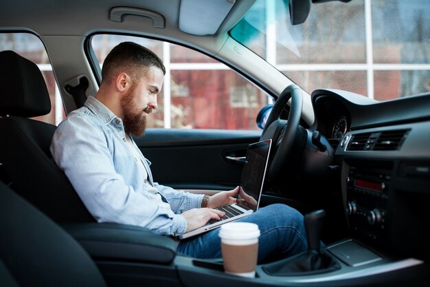 Asiento trasero barba coche hombre de negocios