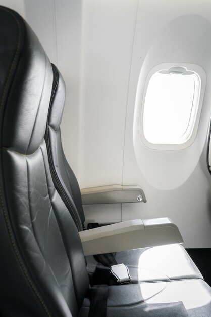los asientos del avión en la cabina.