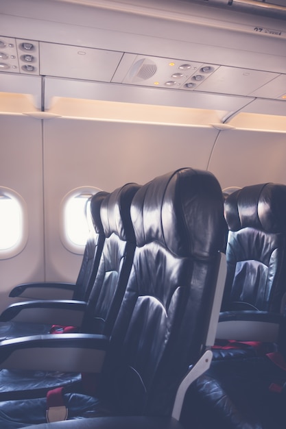 Foto gratuita asientos de avión en la cabina.