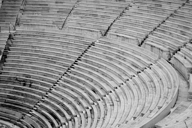 Los asientos de un gran estadio en blanco y negro