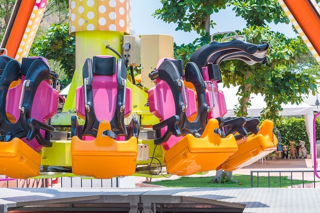 Foto gratuita asientos de montaña rusa en el parque de atracciones