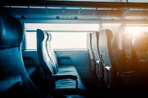 Foto gratuita asientos vacíos por ventana en el tren