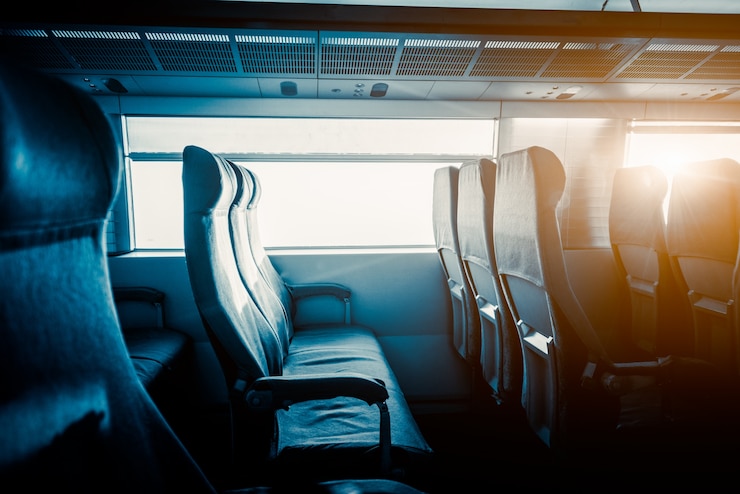 Foto gratuito asientos vacíos por ventana en el tren