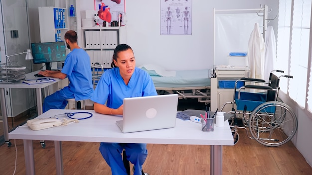 Asistente médico que ofrece asesoramiento médico en línea para el diagnóstico de pacientes utilizando una computadora portátil. Persona de consulta del practicante durante la reunión de discusión virtual ayudando, telemedicina y apoyo sanitario,