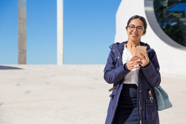 Foto gratuita asistente de oficina hermosa alegre disfrutando de las vacaciones de trabajo