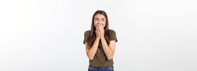 Foto gratuita asombro mujer emocionada mirando hacia el lado sorprendida feliz joven mirando hacia los lados en excitación