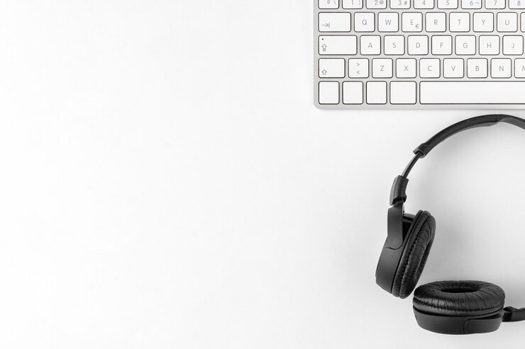 Foto gratuito asortimento de escritorio de vista superior con espacio para copiar