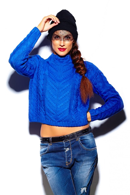 Aspecto de alta moda, glamour elegante modelo de mujer joven hermosa con labios rojos en tela azul suéter hipster