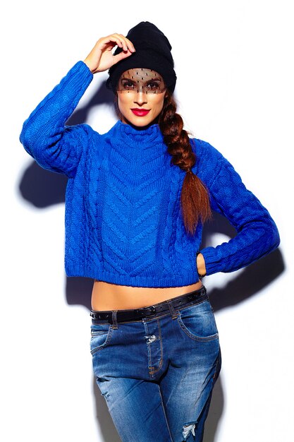 Aspecto de alta moda, glamour elegante modelo de mujer joven hermosa con labios rojos en tela azul suéter hipster