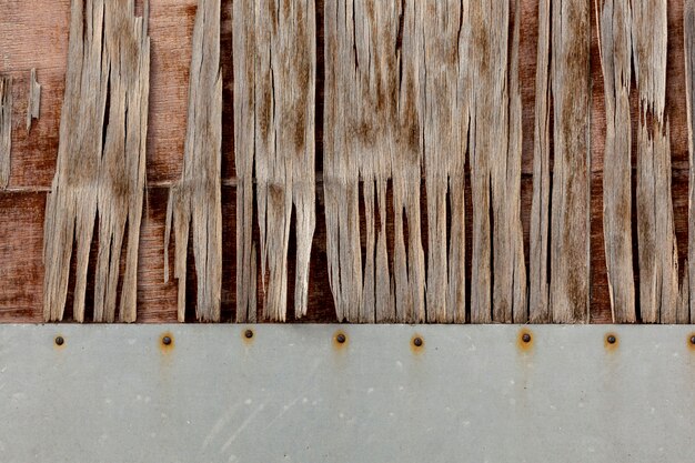 Astillado de madera en superficie envejecida con clavos oxidados