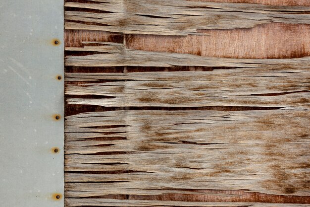 Astillado de madera en superficie envejecida con clavos