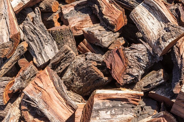 Astillas de madera con corteza al aire libre