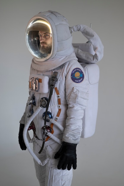 Astronauta masculino completamente equipado en traje espacial