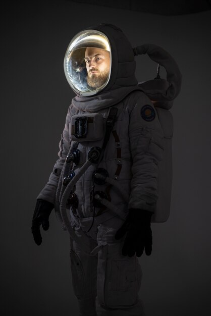 Astronauta masculino totalmente equipado con traje espacial y casco.