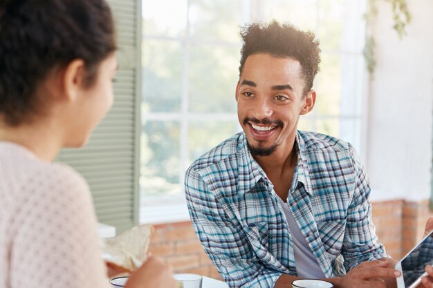 Asuntos de interior y concepto de relación familiar. Hombre guapo joven con peinado afro,