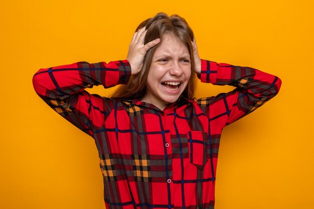 Asustado agarró la cabeza hermosa niña con camisa roja