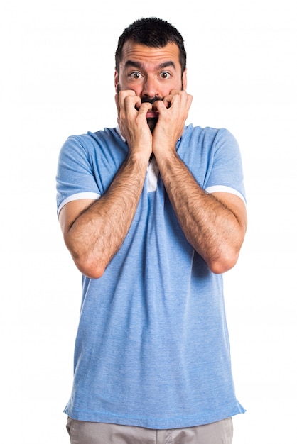 Foto gratuita asustado hombre con camisa azul