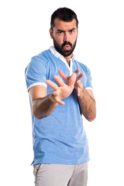 Asustado hombre con camisa azul