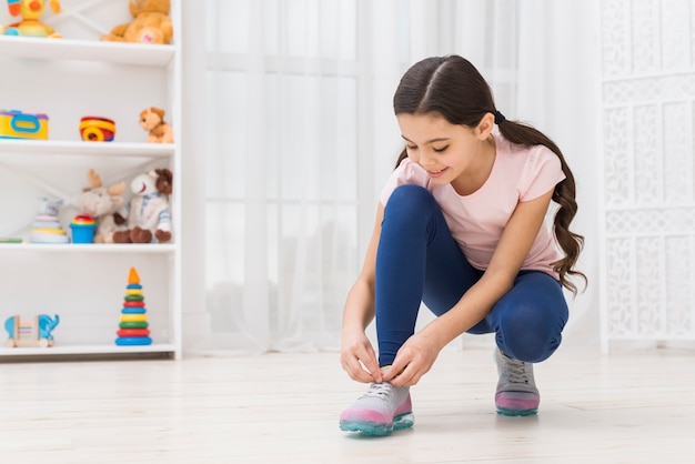 Foto gratuita atando los cordones