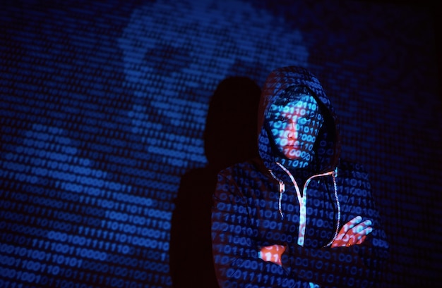Ataque cibernético con pirata informático encapuchado irreconocible utilizando realidad virtual, efecto de falla digital