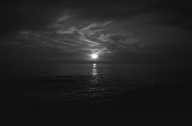 Foto gratuita atardecer en blanco y negro