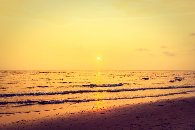 Atardecer con cielo en la playa.