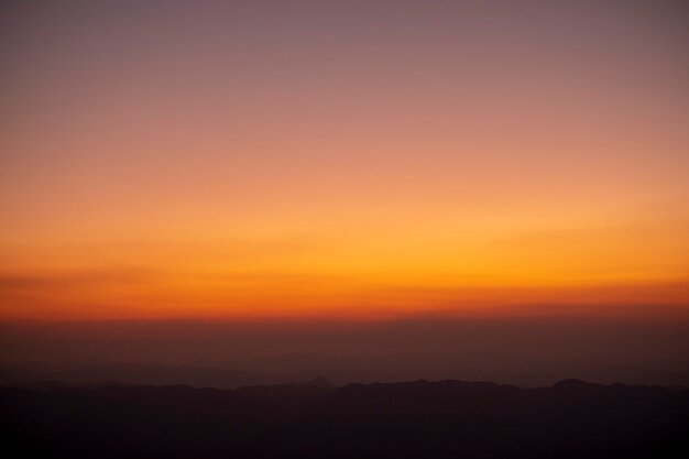 Atardecer y crepúsculo de la cima de Tailandia.