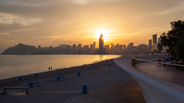 Atardecer dorado en la playa de Poniente de Benidorm