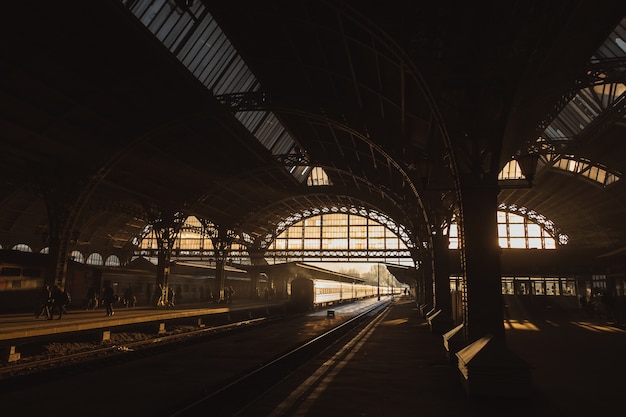 Foto gratuita atardecer en la estación de tren