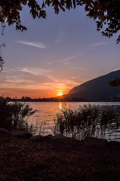 Atardecer en el lago de Annone