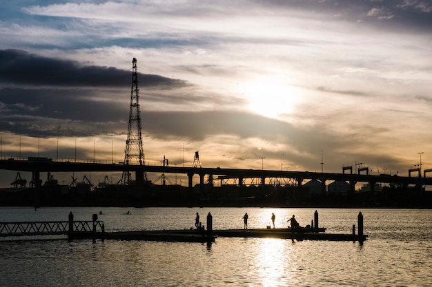 atardecer en el mar y la ciudad