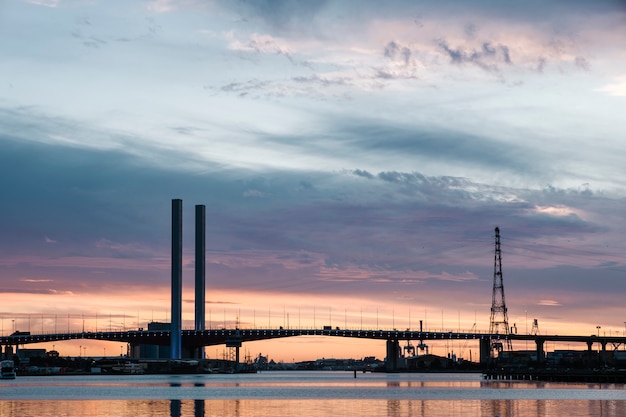 Foto gratuita atardecer en el mar y puente