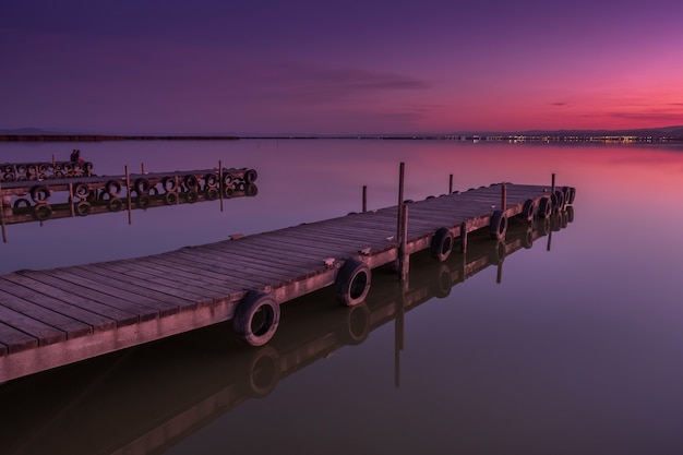 Atardecer morado en la costa