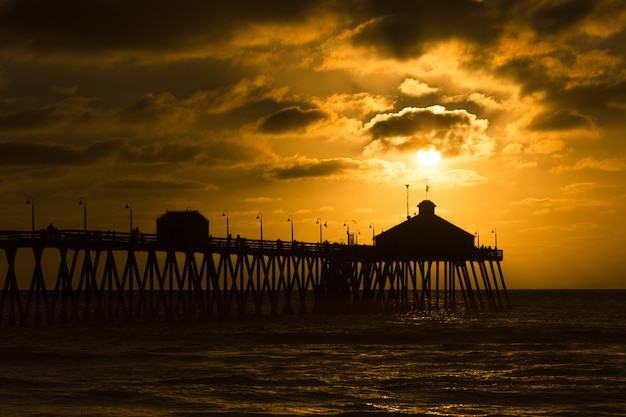 Atardecer en el muelle con hermoso cielo nublado