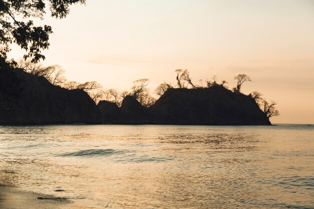 Atardecer de noche sobre la costa