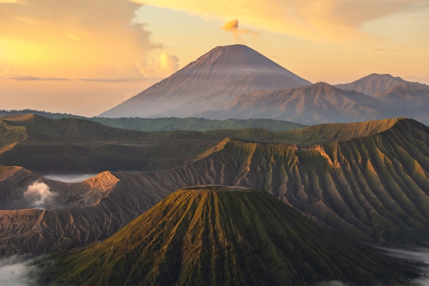 Foto gratuita atardecer en un paisaje montañoso