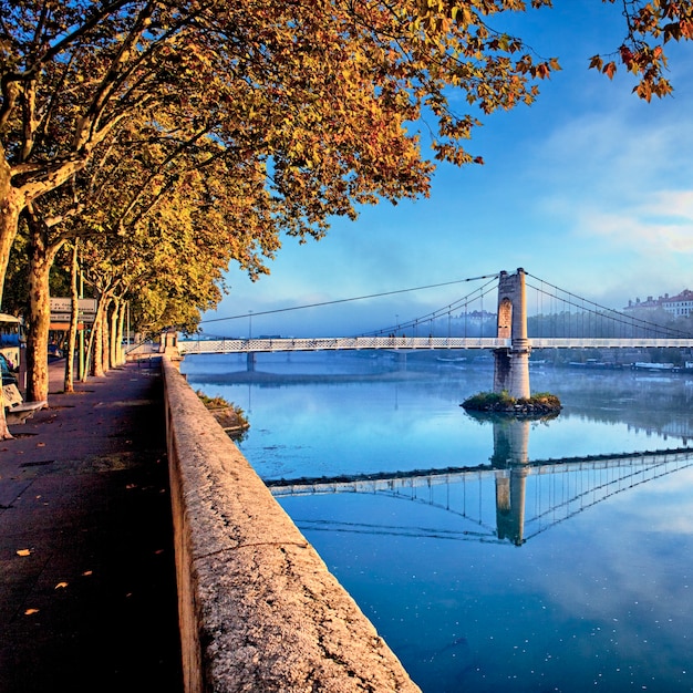 Atardecer en la pasarela en la ciudad de Lyon en otoño