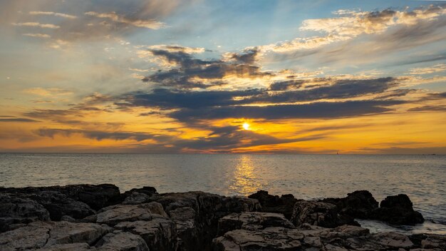 Foto gratuita atardecer en la playa de croacia