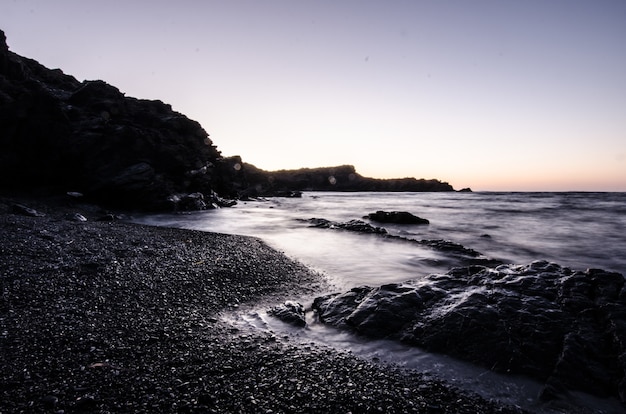 Atardecer en una playa de piedra