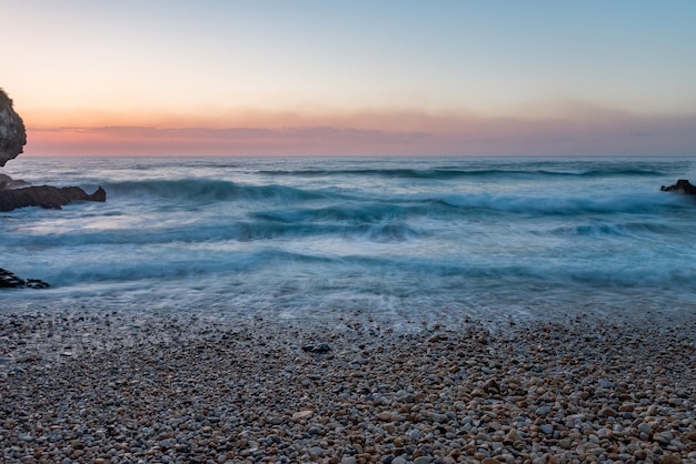 Atardecer en la playa de Vidiago en Llanes, Asturias, España