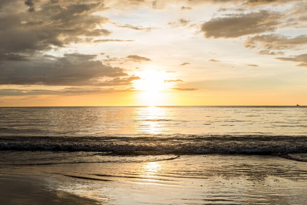 Atardecer sobre el mar