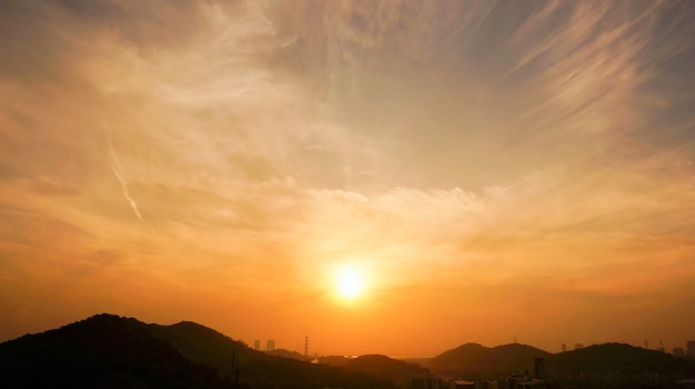 Atardecer sobre las montañas