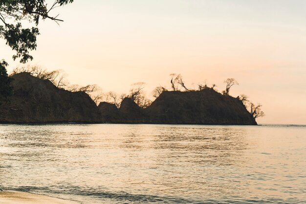 Atardecer en verano por mar.