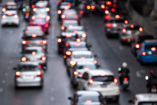 Atasco de tráfico lleno de gente en la carretera