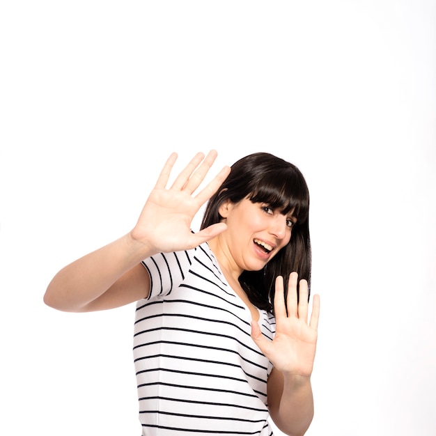 Aterrada mujer gesticulando con las manos